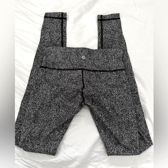 •LULULEMON/Black + White Rare Leggings/4• - Picture 3 of 7